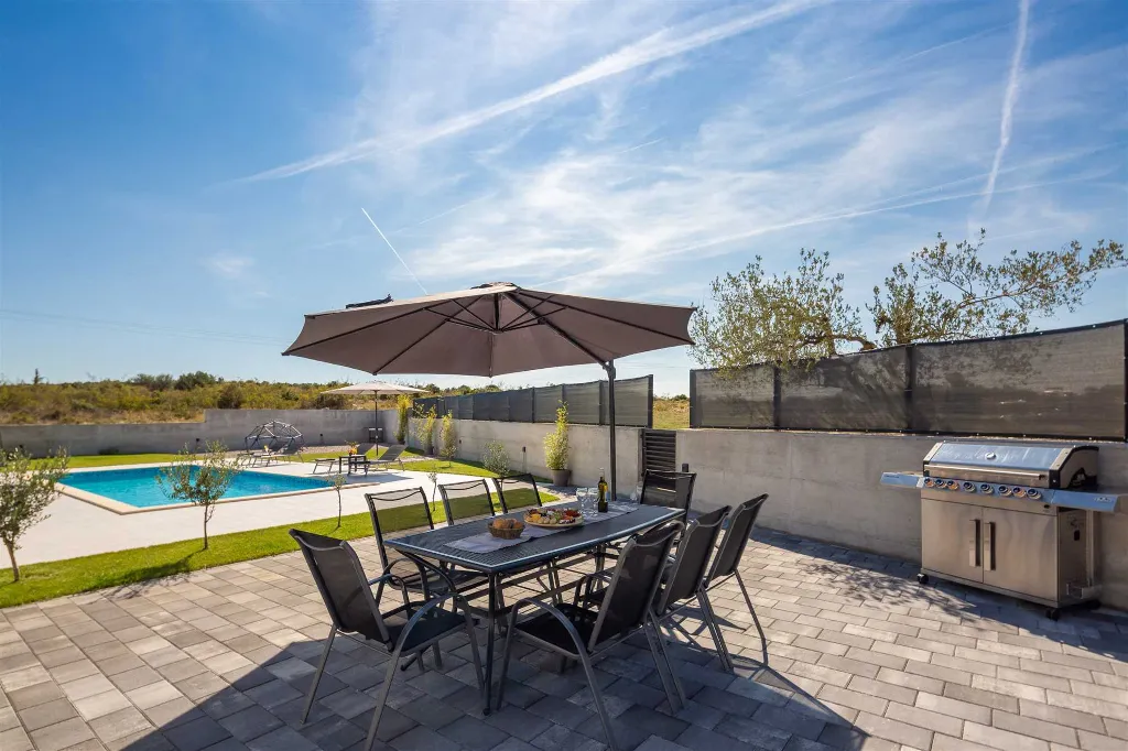 Family Villa in Vrana for Up to 8 Guests