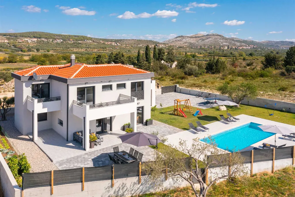 Family Villa in Vrana for Up to 8 Guests