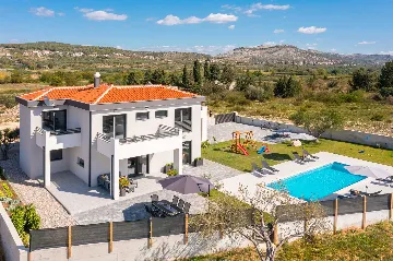 Family Villa in Vrana for Up to 8 Guests