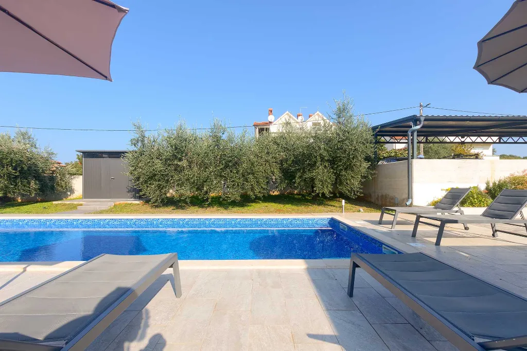 Bužanija Villa with Pool for 9 Guests