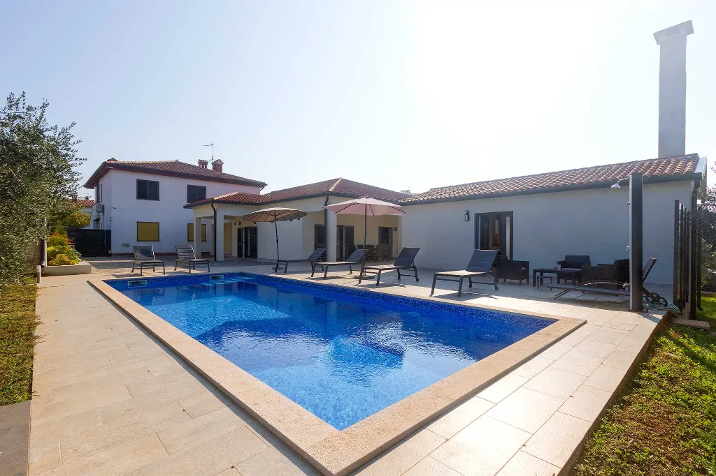 Bužanija Villa with Pool for 9 Guests