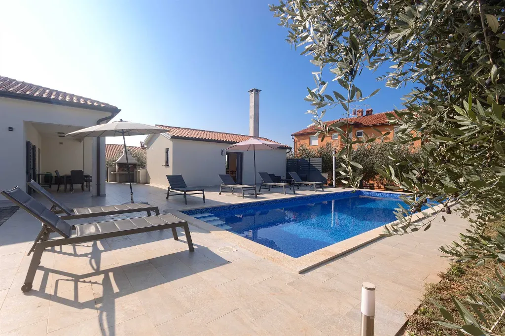 Bužanija Villa with Pool for 9 Guests