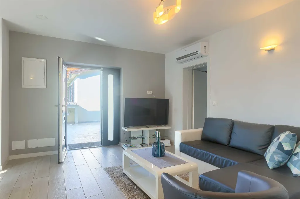 Bužanija Villa with Pool for 9 Guests