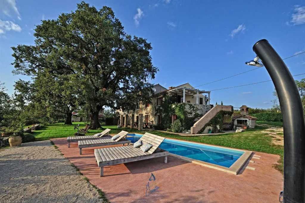 6-Bedroom Villa with Pool and Sauna in Vardica