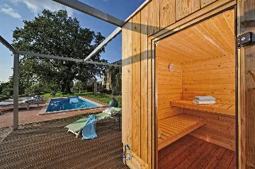 6-Bedroom Villa with Pool and Sauna in Vardica
