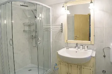 6-Bedroom Villa with Pool and Sauna in Vardica