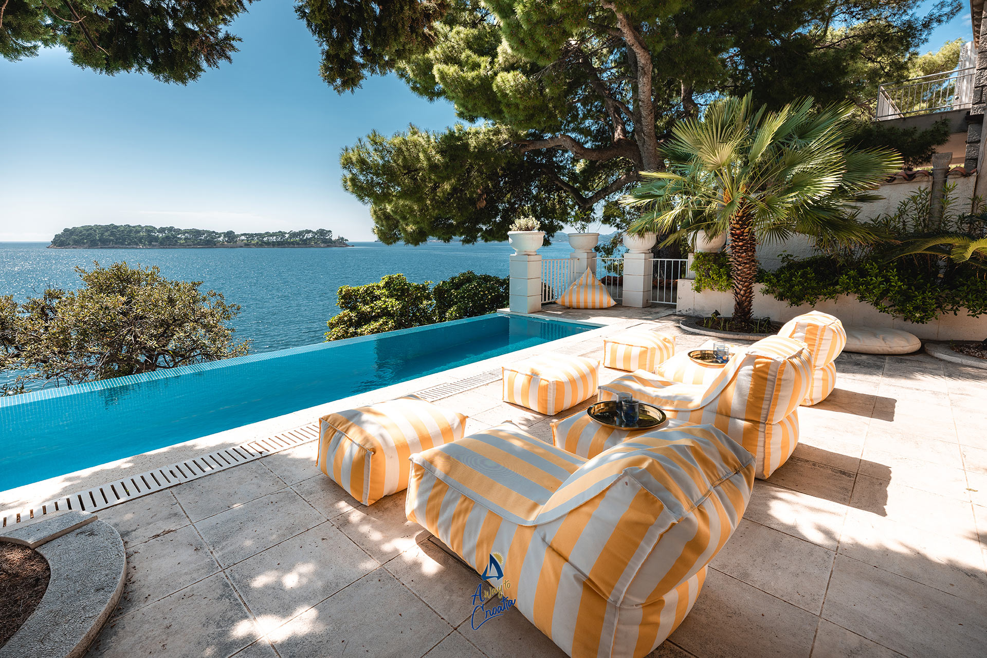 Extraordinary seafront villa with pool for up to 9 people