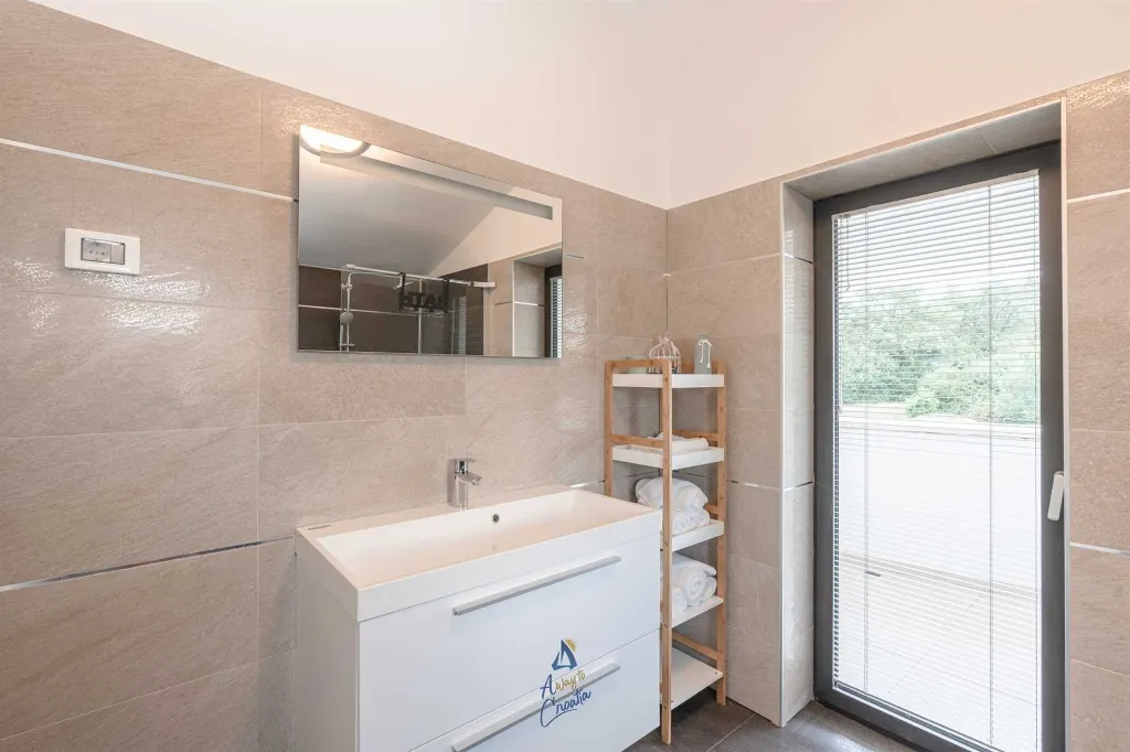 4-Bedroom Villa in Pican for up to 10 Guests