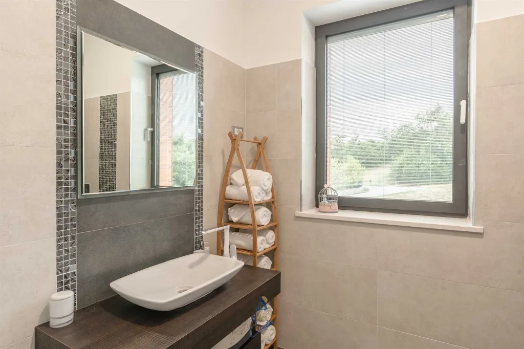 4-Bedroom Villa in Pican for up to 10 Guests