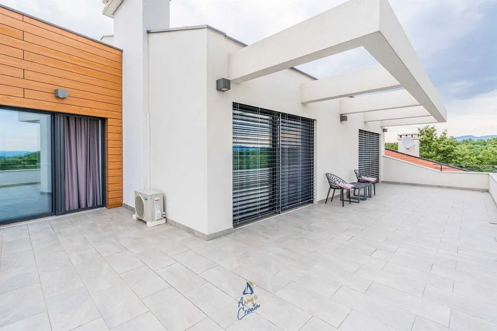 4-Bedroom Villa in Pican for up to 10 Guests