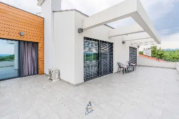 4-Bedroom Villa in Pican for up to 10 Guests