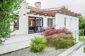 4-Bedroom Villa in Pican for up to 10 Guests