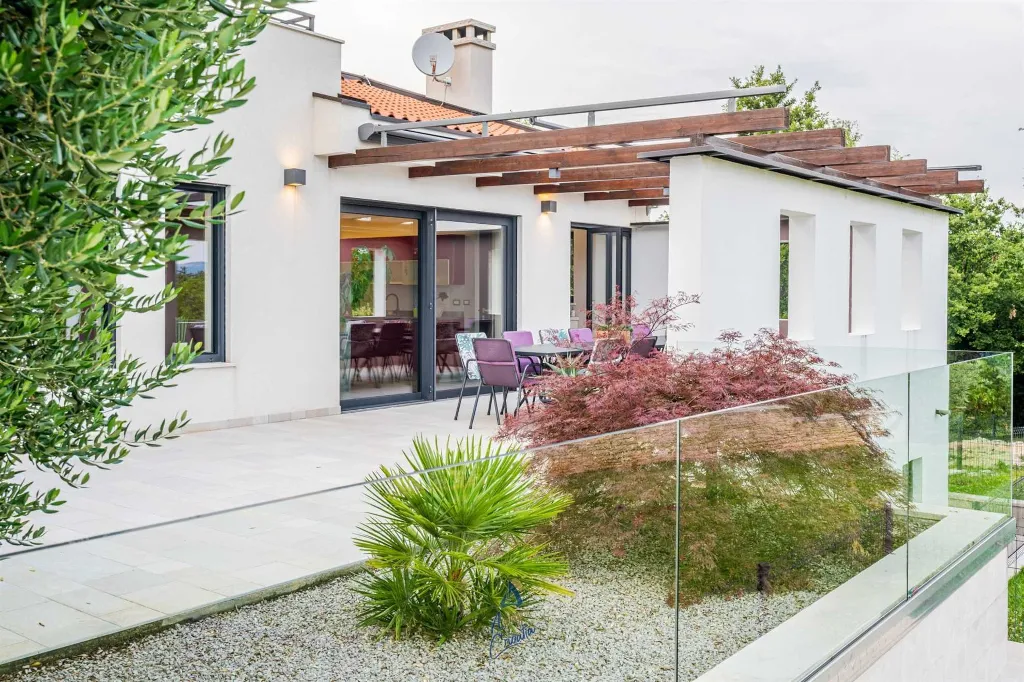 4-Bedroom Villa in Pican for up to 10 Guests