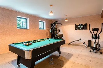 4-Bedroom Villa in Pican for up to 10 Guests