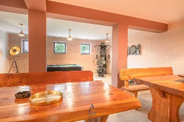 4-Bedroom Villa in Pican for up to 10 Guests