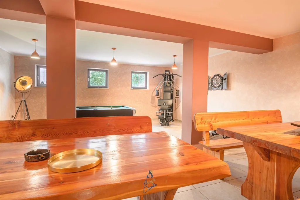 4-Bedroom Villa in Pican for up to 10 Guests