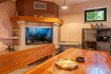 4-Bedroom Villa in Pican for up to 10 Guests