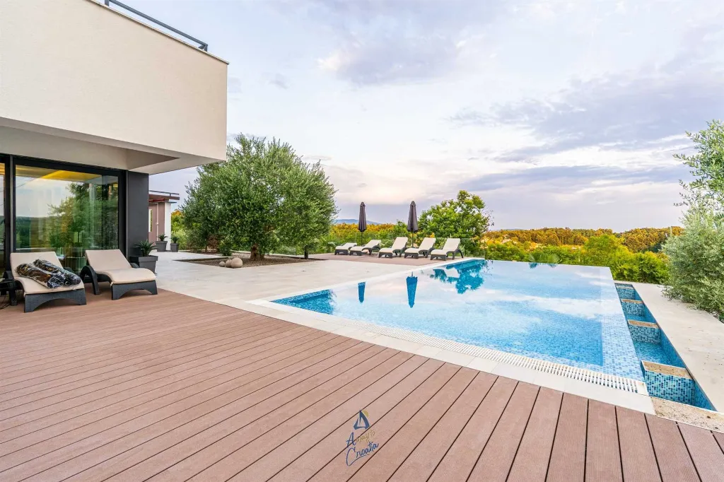 4-Bedroom Villa in Pican for up to 10 Guests