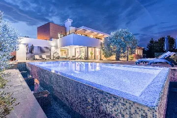 4-Bedroom Villa in Pican for up to 10 Guests