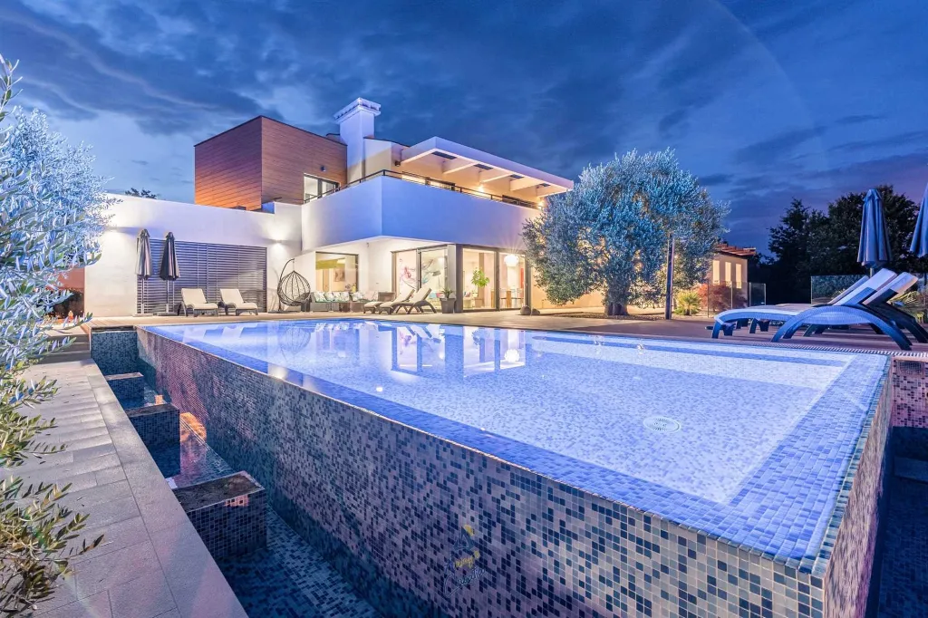 4-Bedroom Villa in Pican for up to 10 Guests