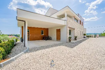 4-Bedroom Villa in Pican for up to 10 Guests