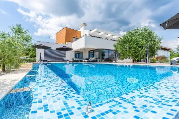 4-Bedroom Villa in Pican for up to 10 Guests