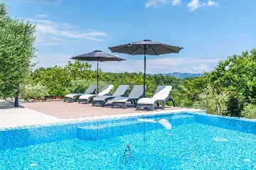 4-Bedroom Villa in Pican for up to 10 Guests