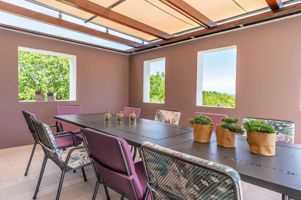 4-Bedroom Villa in Pican for up to 10 Guests