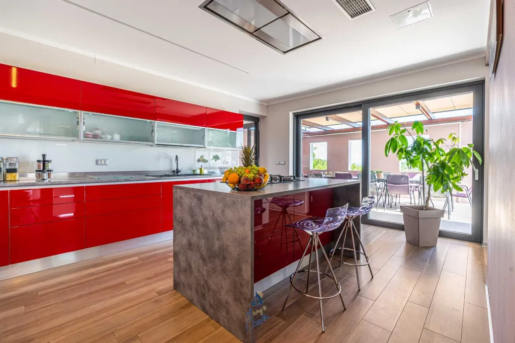 4-Bedroom Villa in Pican for up to 10 Guests