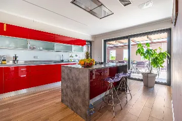 4-Bedroom Villa in Pican for up to 10 Guests