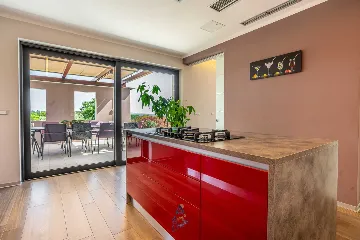 4-Bedroom Villa in Pican for up to 10 Guests