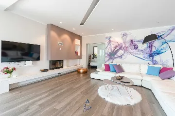 4-Bedroom Villa in Pican for up to 10 Guests