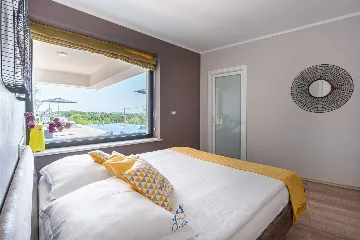 4-Bedroom Villa in Pican for up to 10 Guests