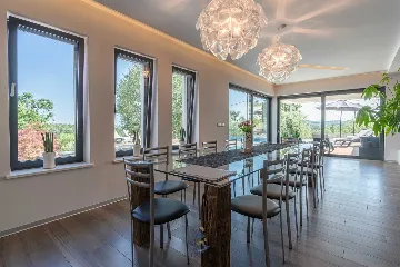 4-Bedroom Villa in Pican for up to 10 Guests