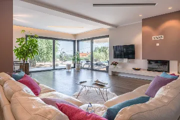 4-Bedroom Villa in Pican for up to 10 Guests