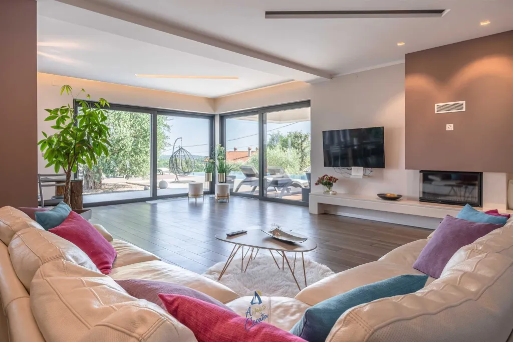 4-Bedroom Villa in Pican for up to 10 Guests