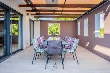 4-Bedroom Villa in Pican for up to 10 Guests