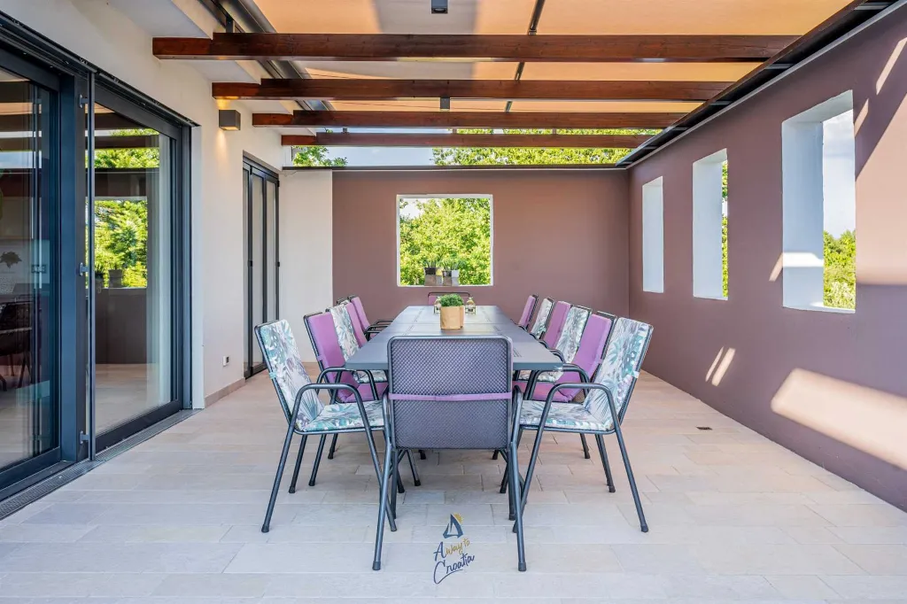 4-Bedroom Villa in Pican for up to 10 Guests