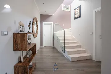 4-Bedroom Villa in Pican for up to 10 Guests