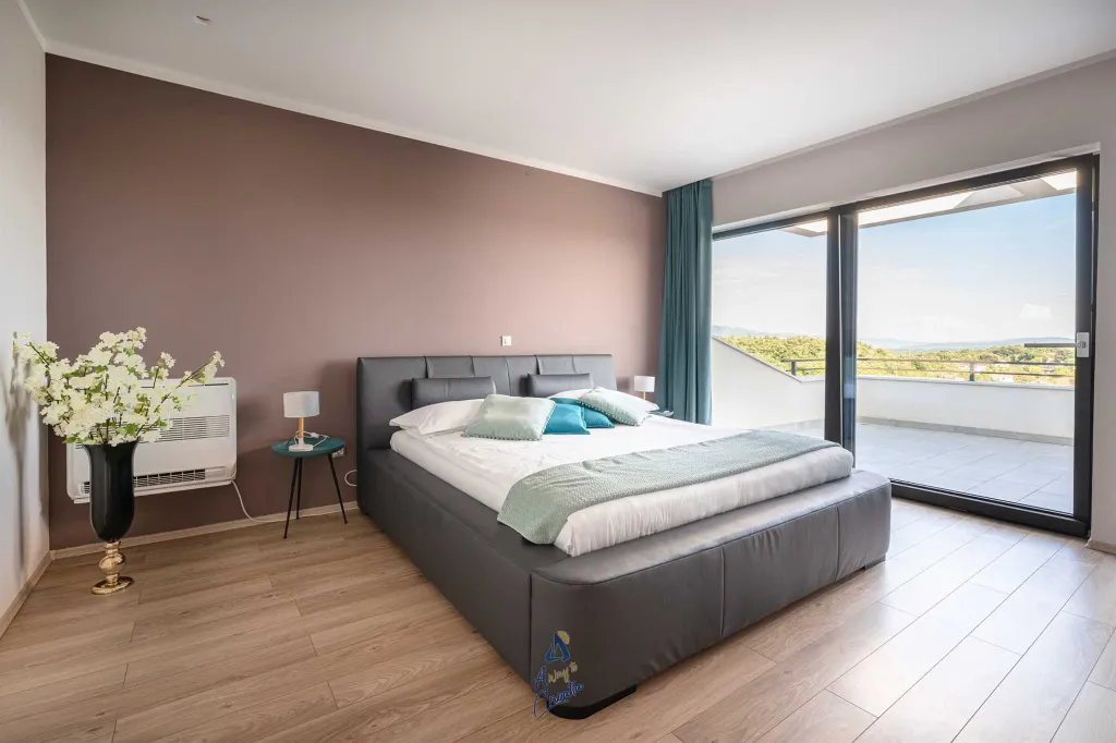 4-Bedroom Villa in Pican for up to 10 Guests