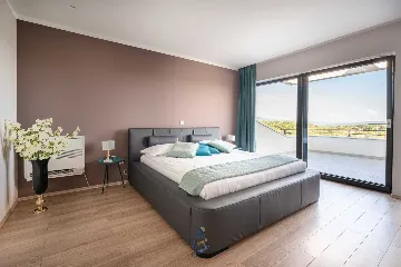 4-Bedroom Villa in Pican for up to 10 Guests