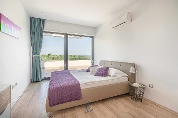 4-Bedroom Villa in Pican for up to 10 Guests