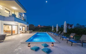 4-Bedroom Villa with Heated Pool in Poreč