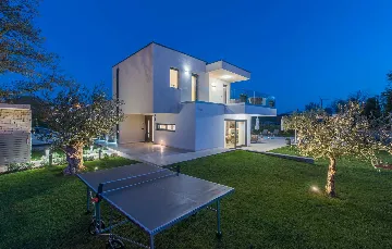 4-Bedroom Villa with Heated Pool in Poreč