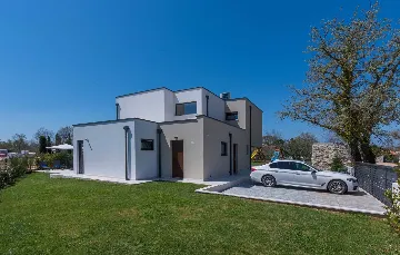 4-Bedroom Villa with Heated Pool in Poreč