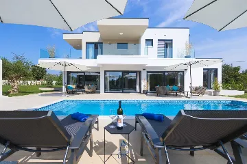 4-Bedroom Villa with Heated Pool in Poreč