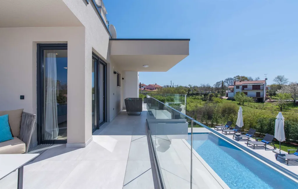 4-Bedroom Villa with Heated Pool in Poreč