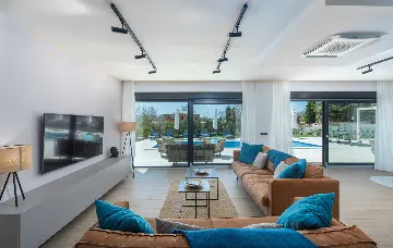 4-Bedroom Villa with Heated Pool in Poreč