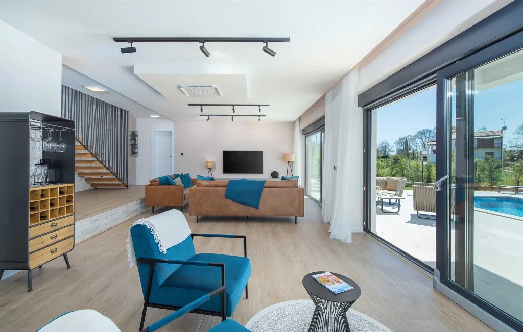 4-Bedroom Villa with Heated Pool in Poreč