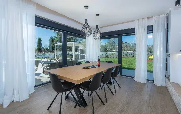 4-Bedroom Villa with Heated Pool in Poreč